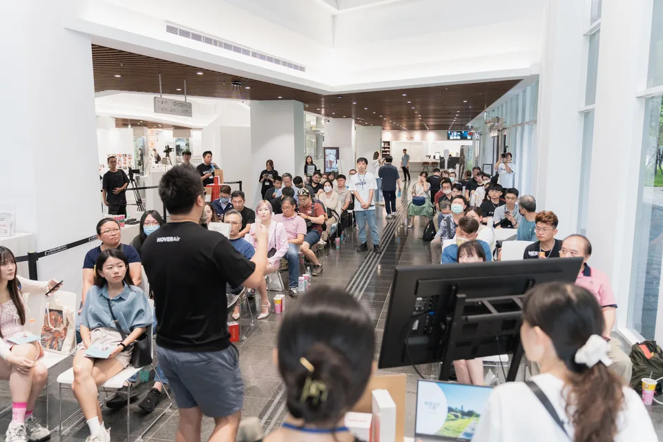 Crowds at a HOVERAir offline demo event in Japan